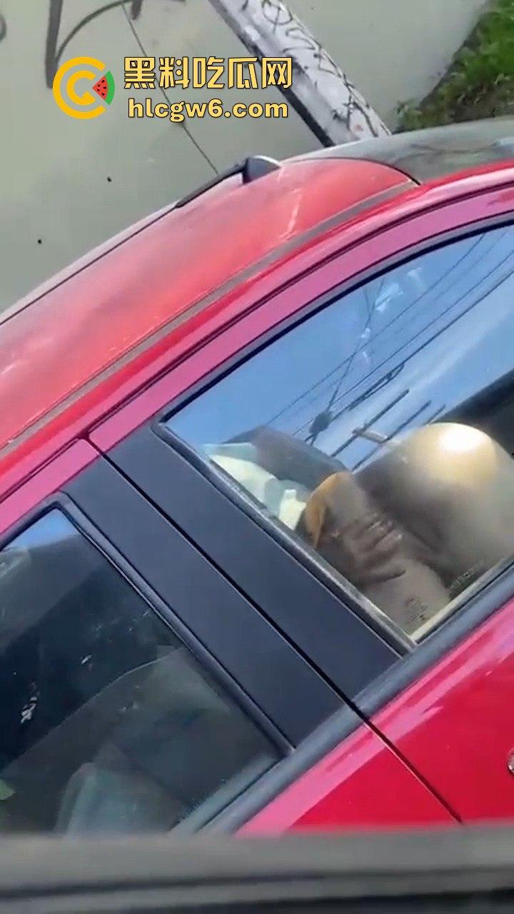 为五星好评司机的也是拼了！一边专心开车 一边还要帮女乘客抠不顾交警罚单 。车里淫水直流  第11张