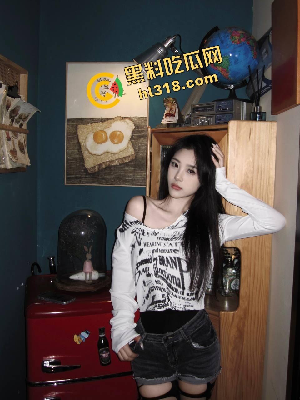 健身房光头大哥化身海鲜大师，深夜专场舔鲍如品刺身，身板硬朗手法老道，女学员都被他舔到腿软！  第1张