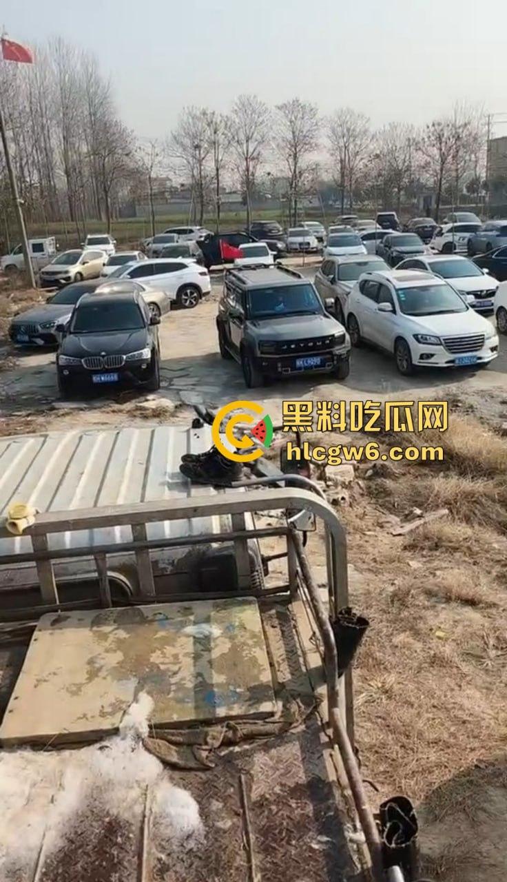 钓场内卷新高度 寒冬钓鱼佬穿羽绒服忍冻守鱼 光腿妹子在池边短裙跳舞性感加持，鱼没上钩人先成翘嘴！  第1张