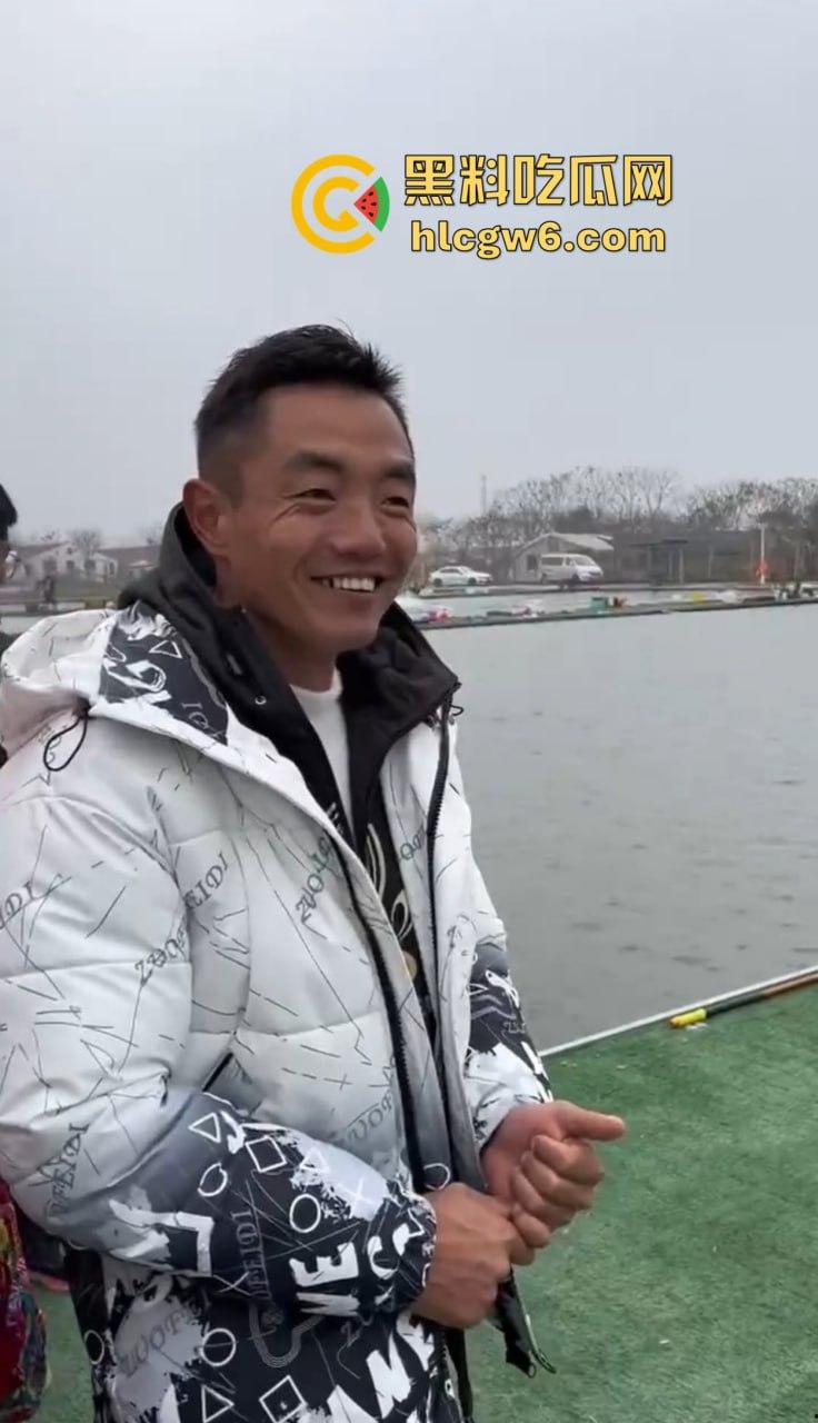 钓场内卷新高度 寒冬钓鱼佬穿羽绒服忍冻守鱼 光腿妹子在池边短裙跳舞性感加持，鱼没上钩人先成翘嘴！  第2张