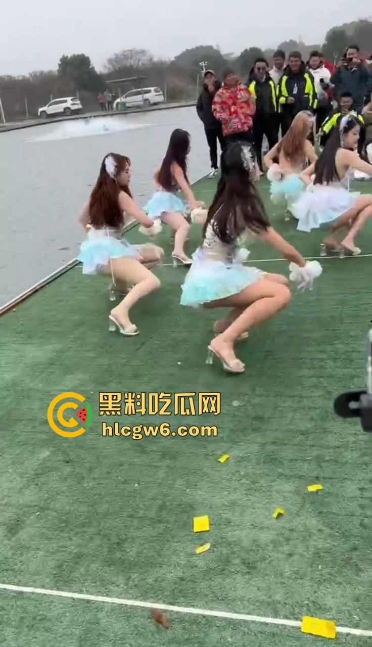 钓场内卷新高度 寒冬钓鱼佬穿羽绒服忍冻守鱼 光腿妹子在池边短裙跳舞性感加持，鱼没上钩人先成翘嘴！  第3张