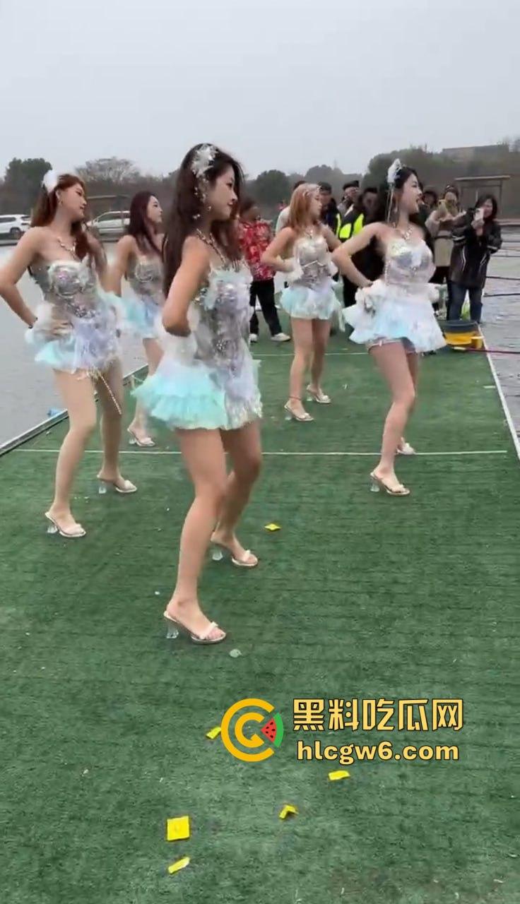 钓场内卷新高度 寒冬钓鱼佬穿羽绒服忍冻守鱼 光腿妹子在池边短裙跳舞性感加持，鱼没上钩人先成翘嘴！  第4张