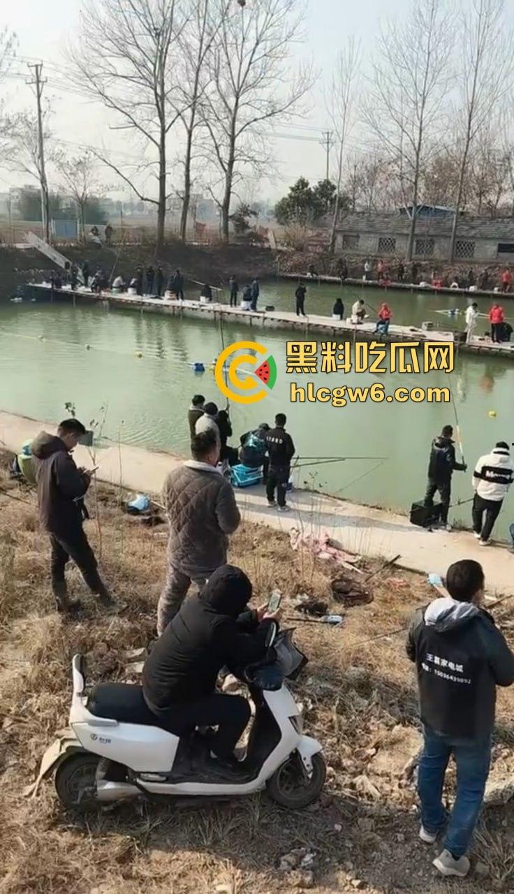 钓场内卷新高度 寒冬钓鱼佬穿羽绒服忍冻守鱼 光腿妹子在池边短裙跳舞性感加持，鱼没上钩人先成翘嘴！  第6张