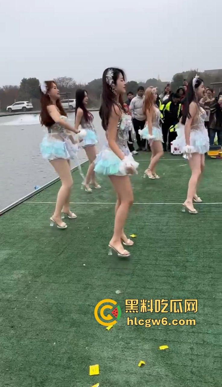 钓场内卷新高度 寒冬钓鱼佬穿羽绒服忍冻守鱼 光腿妹子在池边短裙跳舞性感加持，鱼没上钩人先成翘嘴！  第7张