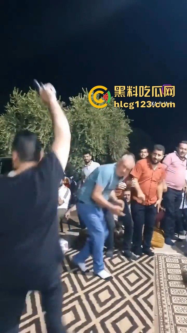 印度阿三庆祝跳舞开枪两不误！咖喱哥沙漠之鹰上手，仿佛漫游枪手开大招，老外看傻眼！  第1张