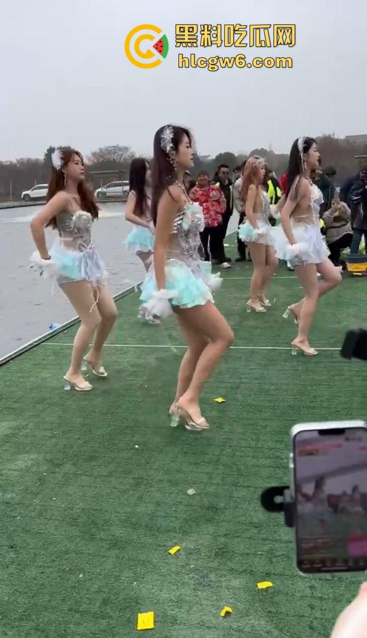 钓场内卷新高度 寒冬钓鱼佬穿羽绒服忍冻守鱼 光腿妹子在池边短裙跳舞性感加持，鱼没上钩人先成翘嘴！  第8张
