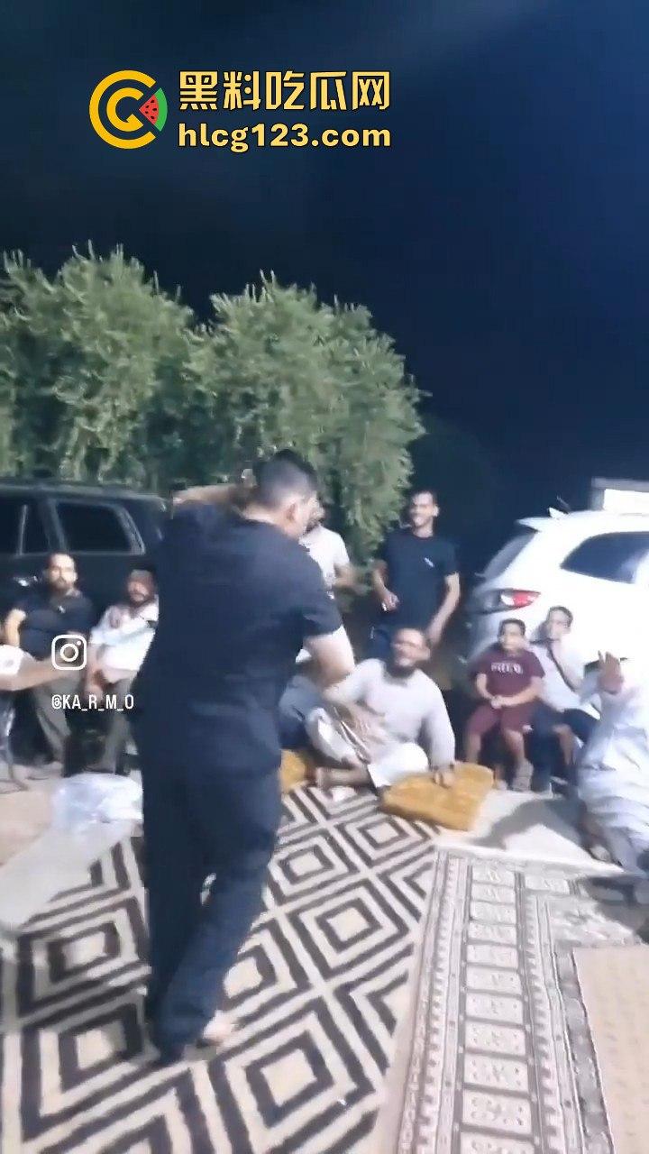 印度阿三庆祝跳舞开枪两不误！咖喱哥沙漠之鹰上手，仿佛漫游枪手开大招，老外看傻眼！  第2张