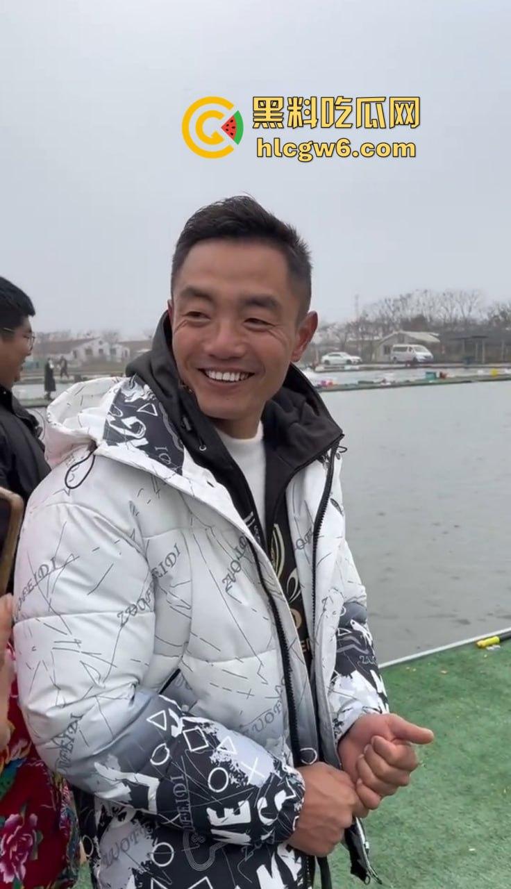 钓场内卷新高度 寒冬钓鱼佬穿羽绒服忍冻守鱼 光腿妹子在池边短裙跳舞性感加持，鱼没上钩人先成翘嘴！  第9张