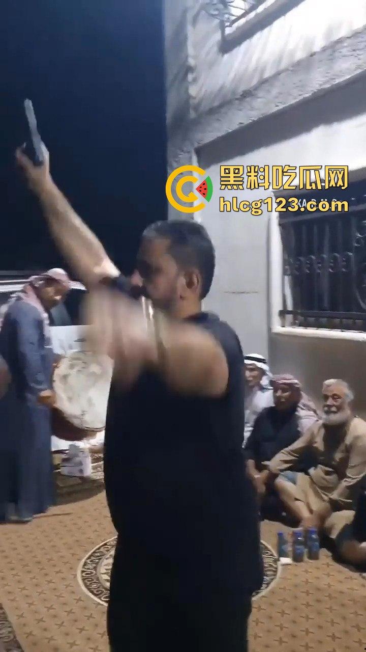 印度阿三庆祝跳舞开枪两不误！咖喱哥沙漠之鹰上手，仿佛漫游枪手开大招，老外看傻眼！  第3张