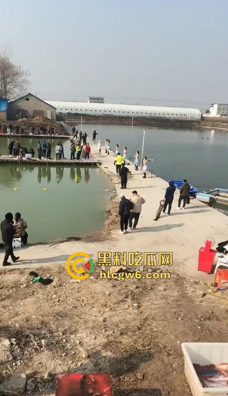 钓场内卷新高度 寒冬钓鱼佬穿羽绒服忍冻守鱼 光腿妹子在池边短裙跳舞性感加持，鱼没上钩人先成翘嘴！  第10张