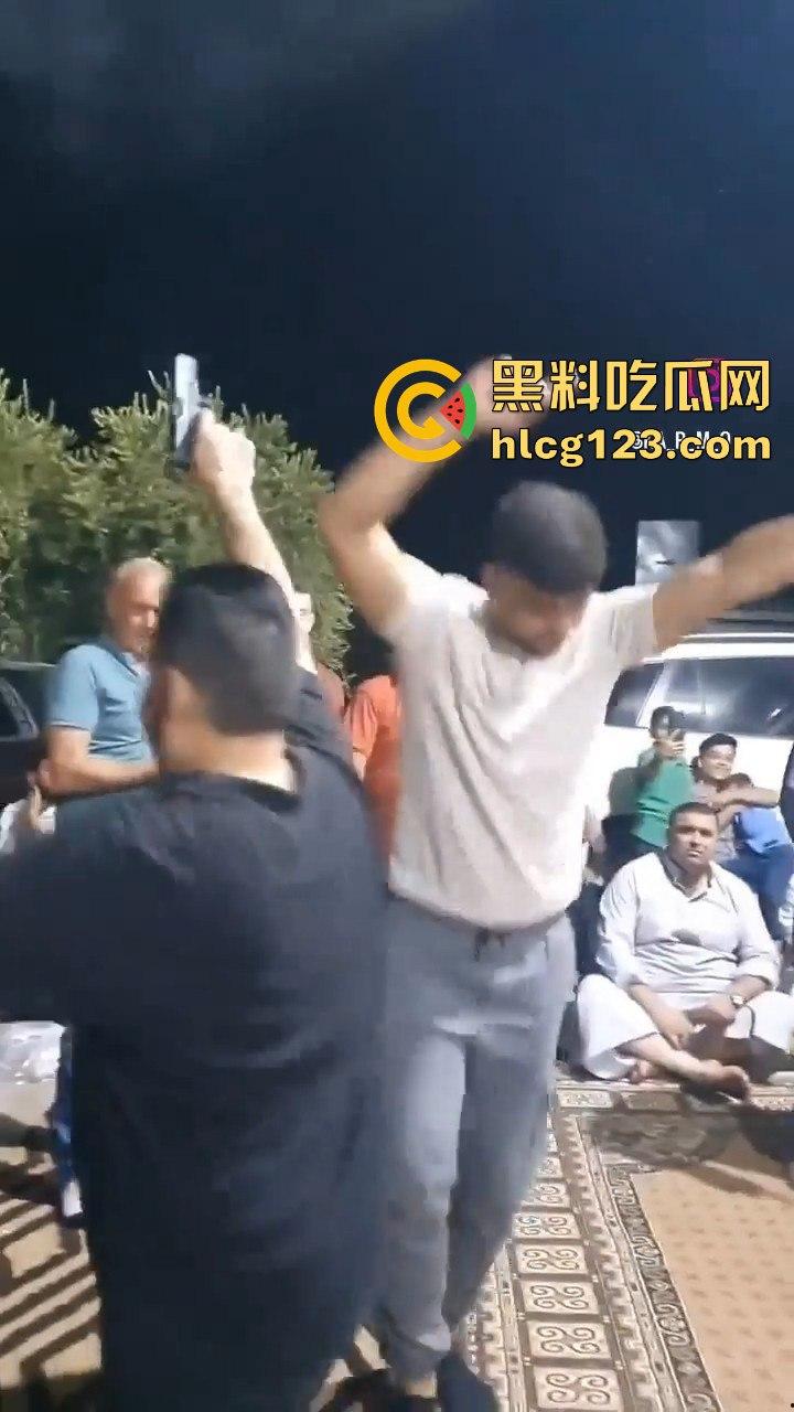 印度阿三庆祝跳舞开枪两不误！咖喱哥沙漠之鹰上手，仿佛漫游枪手开大招，老外看傻眼！  第4张