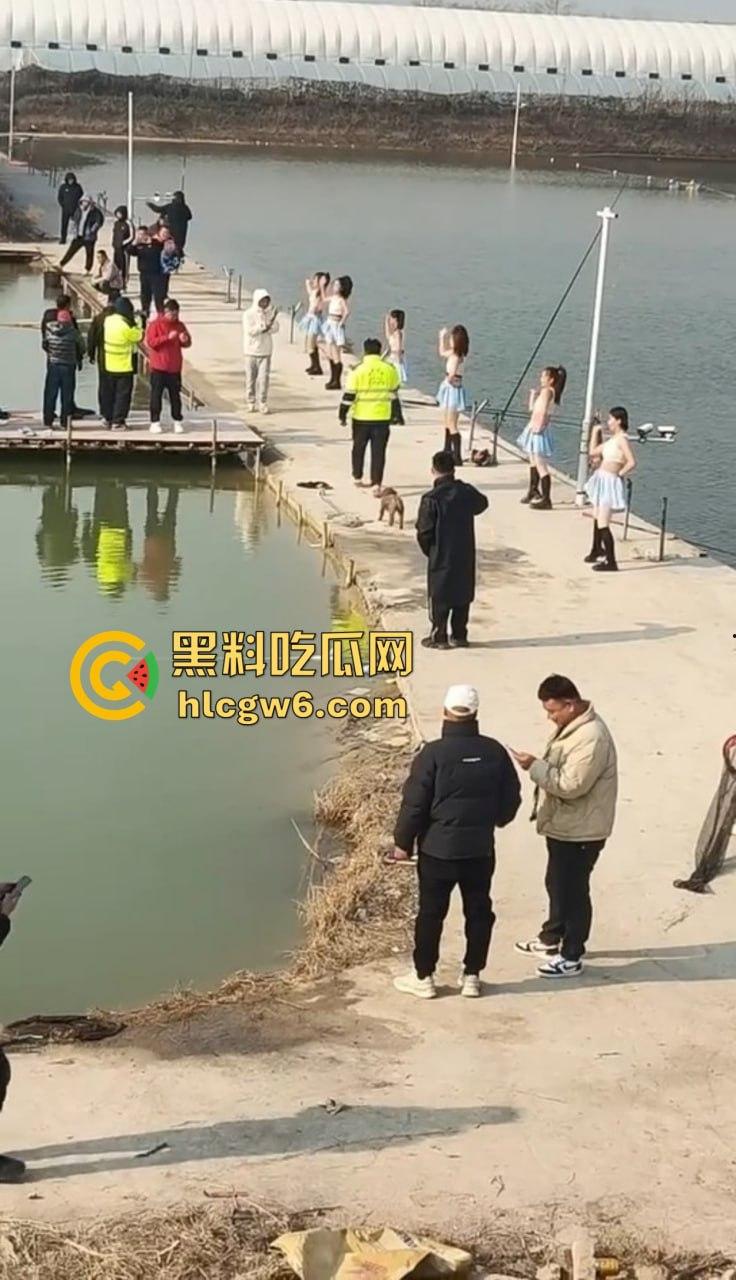 钓场内卷新高度 寒冬钓鱼佬穿羽绒服忍冻守鱼 光腿妹子在池边短裙跳舞性感加持，鱼没上钩人先成翘嘴！  第11张