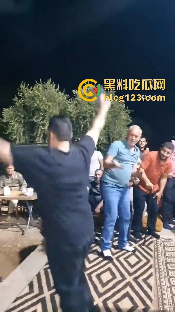 印度阿三庆祝跳舞开枪两不误！咖喱哥沙漠之鹰上手，仿佛漫游枪手开大招，老外看傻眼！  第5张