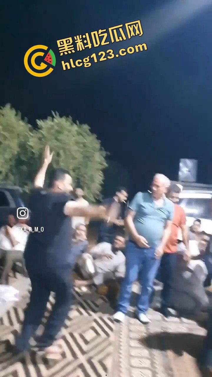 印度阿三庆祝跳舞开枪两不误！咖喱哥沙漠之鹰上手，仿佛漫游枪手开大招，老外看傻眼！  第6张