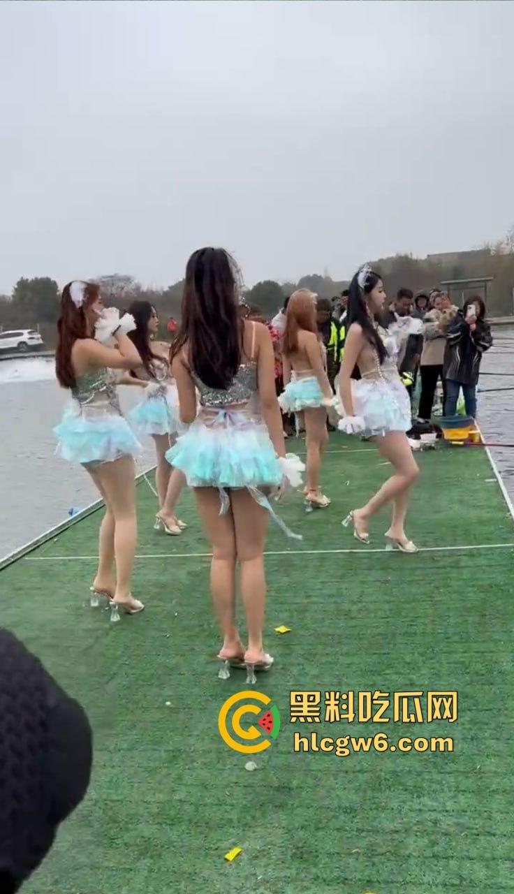 钓场内卷新高度 寒冬钓鱼佬穿羽绒服忍冻守鱼 光腿妹子在池边短裙跳舞性感加持，鱼没上钩人先成翘嘴！  第12张