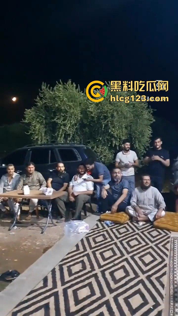 印度阿三庆祝跳舞开枪两不误！咖喱哥沙漠之鹰上手，仿佛漫游枪手开大招，老外看傻眼！  第9张