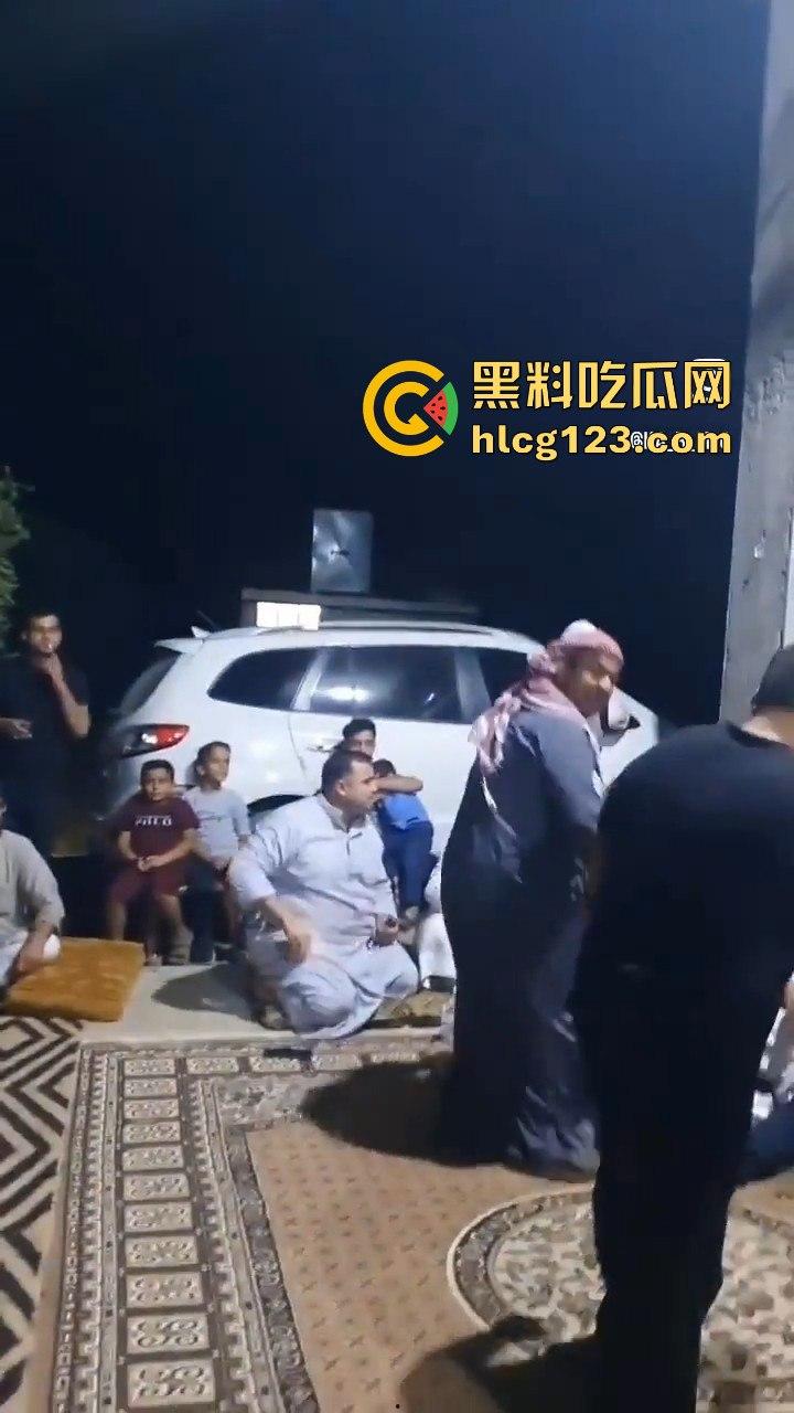 印度阿三庆祝跳舞开枪两不误！咖喱哥沙漠之鹰上手，仿佛漫游枪手开大招，老外看傻眼！  第11张