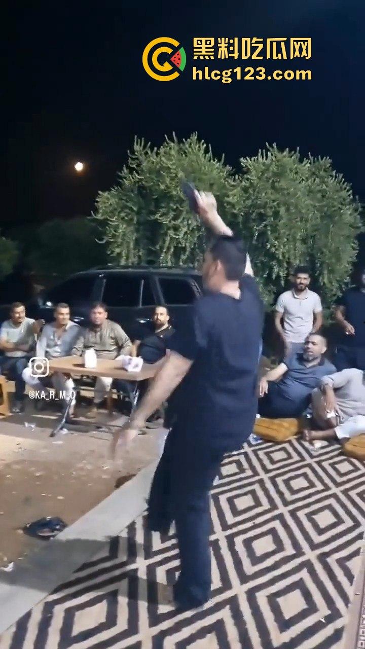 印度阿三庆祝跳舞开枪两不误！咖喱哥沙漠之鹰上手，仿佛漫游枪手开大招，老外看傻眼！  第12张