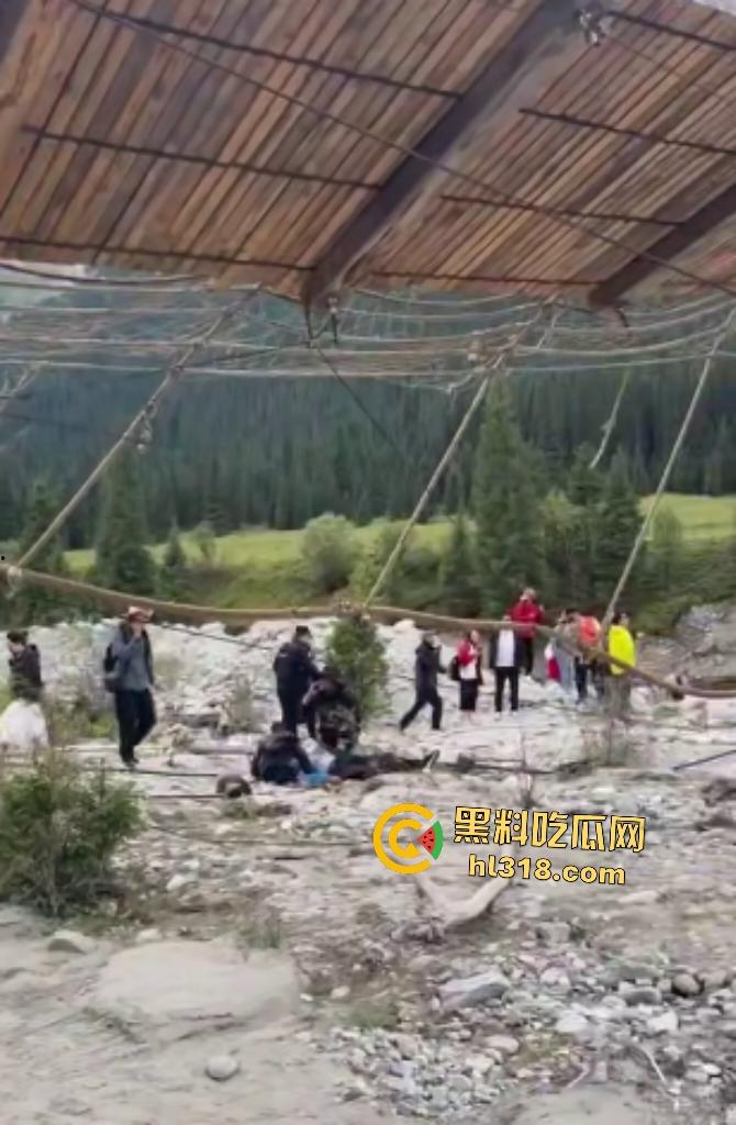 新疆伊犁昭苏县夏塔景区吊桥断裂29人滑落5死22伤，桥虽不高但下面就是激流的河水，直接能摔死！  第2张