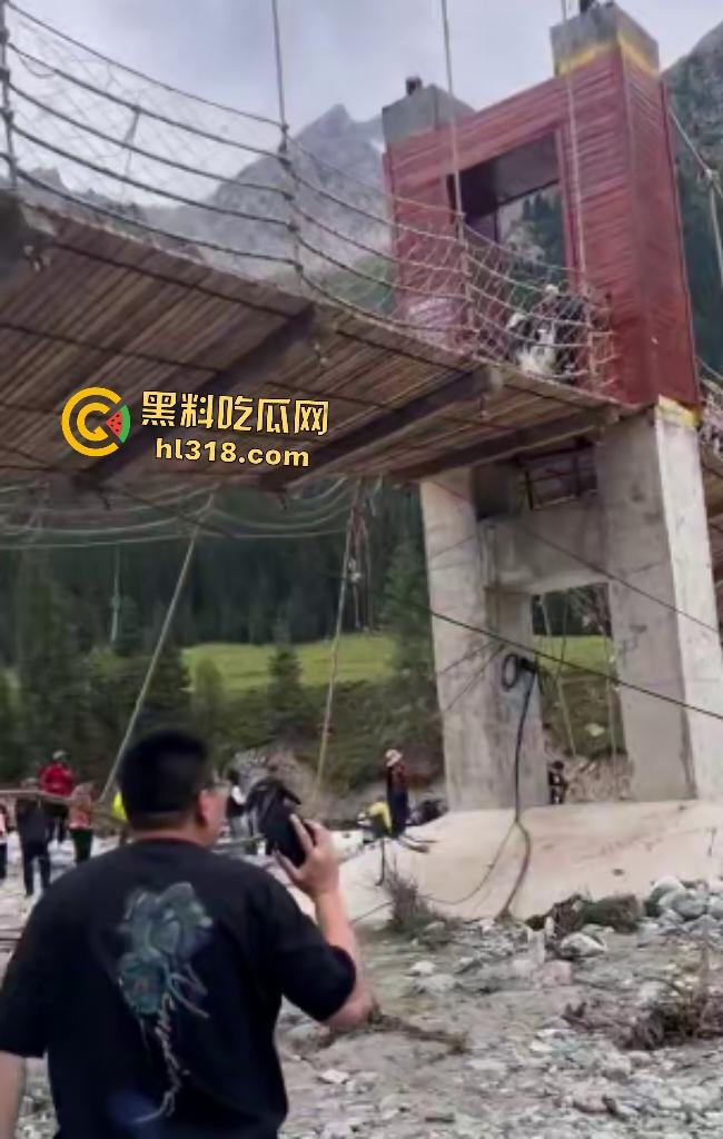 新疆伊犁昭苏县夏塔景区吊桥断裂29人滑落5死22伤，桥虽不高但下面就是激流的河水，直接能摔死！  第3张