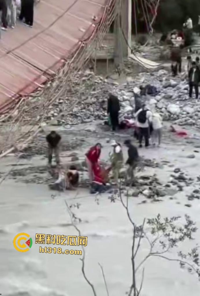 新疆伊犁昭苏县夏塔景区吊桥断裂29人滑落5死22伤，桥虽不高但下面就是激流的河水，直接能摔死！  第4张