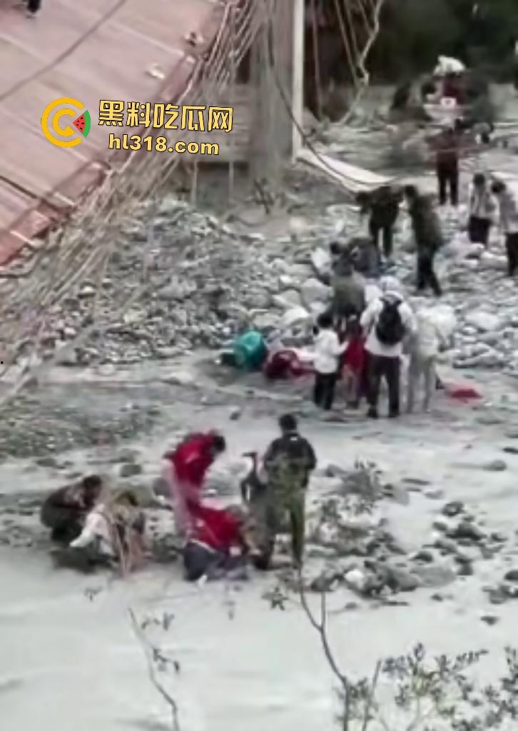 新疆伊犁昭苏县夏塔景区吊桥断裂29人滑落5死22伤，桥虽不高但下面就是激流的河水，直接能摔死！  第5张