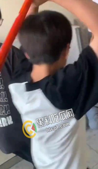 漳州市南靖县高新学校 中学生校园霸凌 厕所群殴 疯狂殴打落单小男孩！  第1张