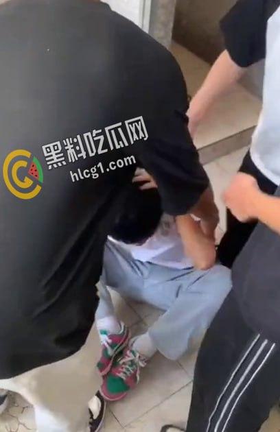 漳州市南靖县高新学校 中学生校园霸凌 厕所群殴 疯狂殴打落单小男孩！  第4张
