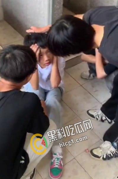 漳州市南靖县高新学校 中学生校园霸凌 厕所群殴 疯狂殴打落单小男孩！  第5张