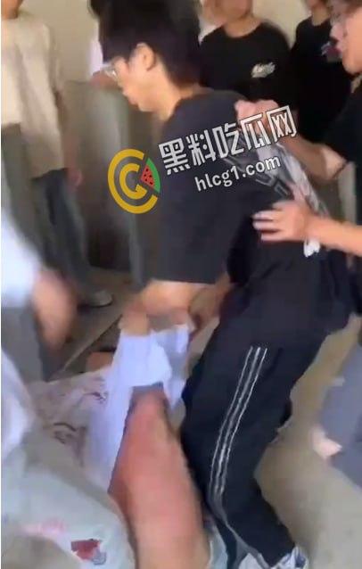 漳州市南靖县高新学校 中学生校园霸凌 厕所群殴 疯狂殴打落单小男孩！  第6张