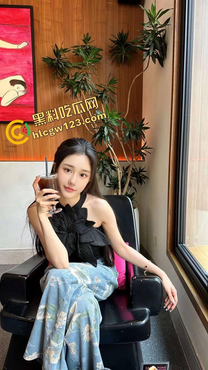 小鸡巴黄皮绿帽男亲手把媚黑骚妻送上黑人屌！舔逼捧蛋全程伺候，看着老婆被爆操到腿抽筋还在喊爽！  第5张