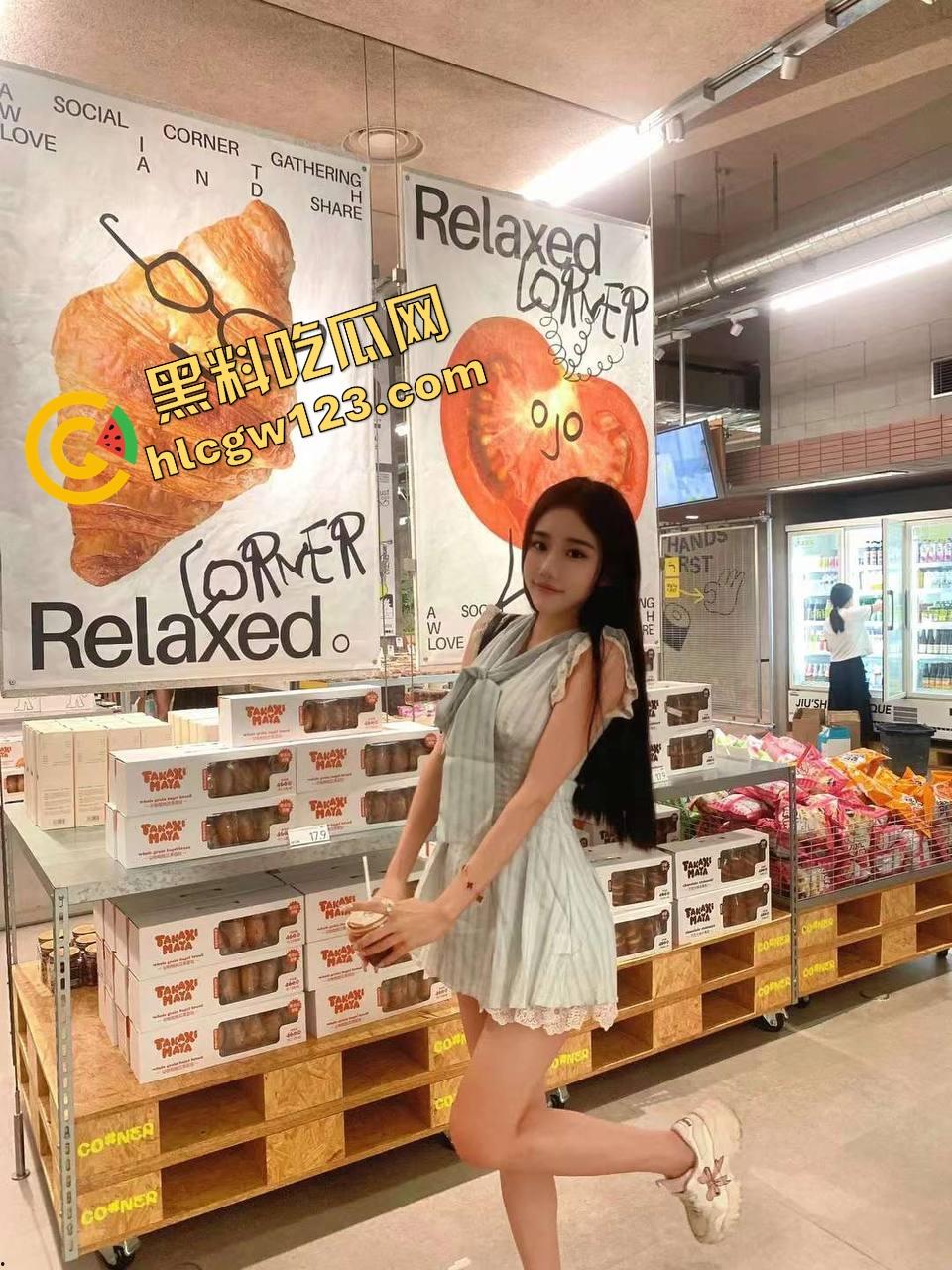 小鸡巴黄皮绿帽男亲手把媚黑骚妻送上黑人屌！舔逼捧蛋全程伺候，看着老婆被爆操到腿抽筋还在喊爽！  第6张