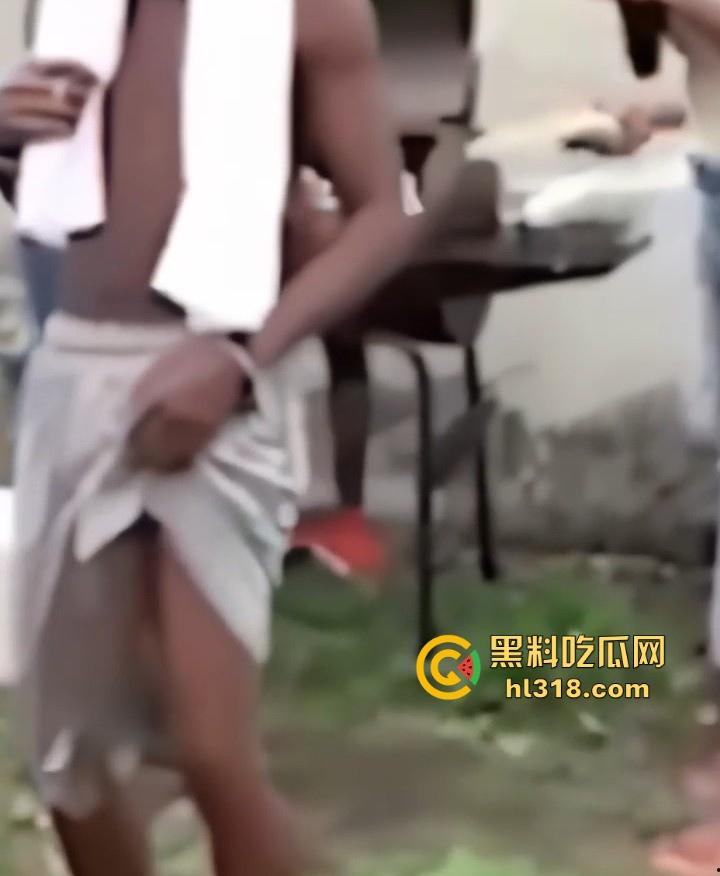 WTF？不是哥们不仔细看我真以为他的第三条腿呢！黑人天赋这么猛，感觉有50厘米啊，媚黑婊的最爱啊！  第4张