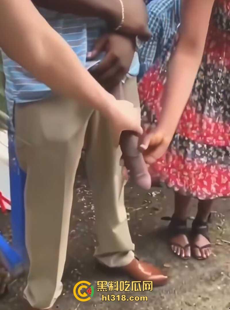 WTF？不是哥们不仔细看我真以为他的第三条腿呢！黑人天赋这么猛，感觉有50厘米啊，媚黑婊的最爱啊！  第5张