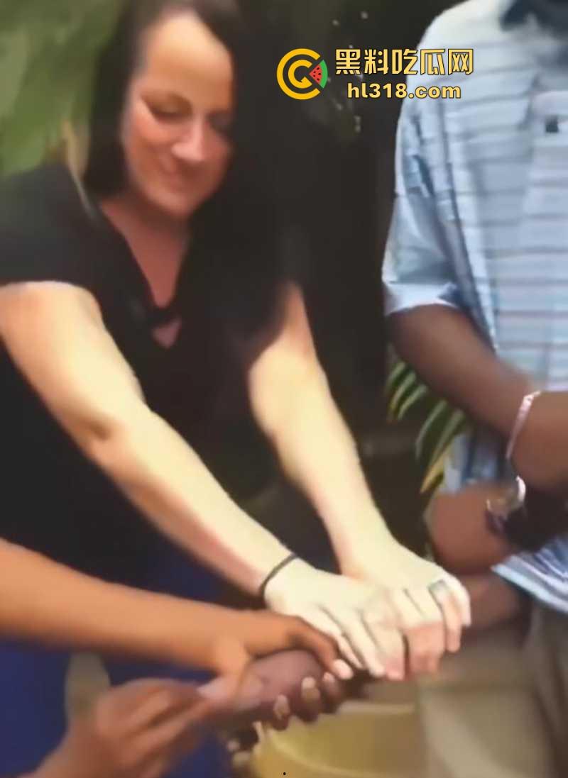 WTF？不是哥们不仔细看我真以为他的第三条腿呢！黑人天赋这么猛，感觉有50厘米啊，媚黑婊的最爱啊！  第6张