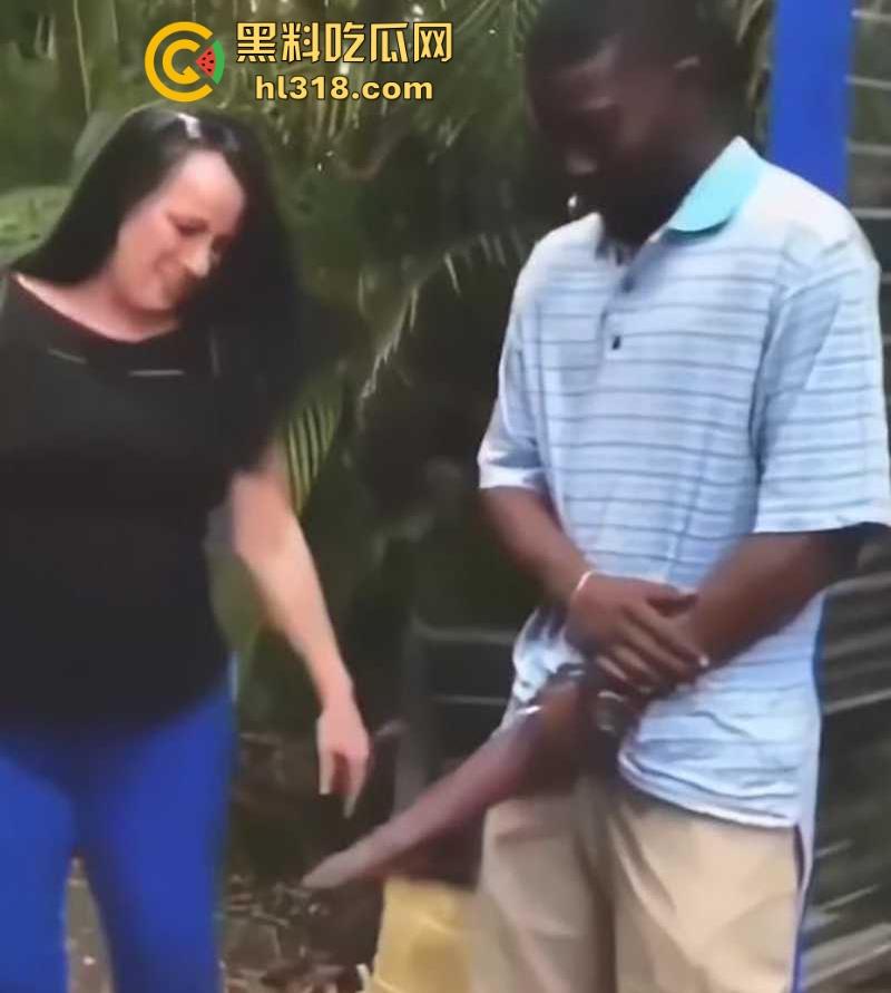 WTF？不是哥们不仔细看我真以为他的第三条腿呢！黑人天赋这么猛，感觉有50厘米啊，媚黑婊的最爱啊！  第7张