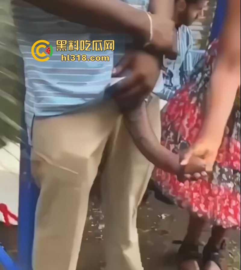 WTF？不是哥们不仔细看我真以为他的第三条腿呢！黑人天赋这么猛，感觉有50厘米啊，媚黑婊的最爱啊！  第9张