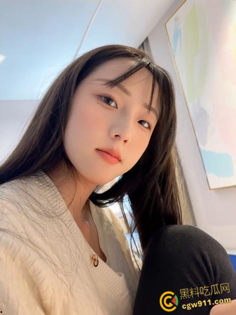 安徽清纯女友【宋薇薇】，清纯白月光床上母狗，丝巾蒙眼白丝制服，白嫩酮体露脸舔屌，后入骑乘无套猛操！  第1张