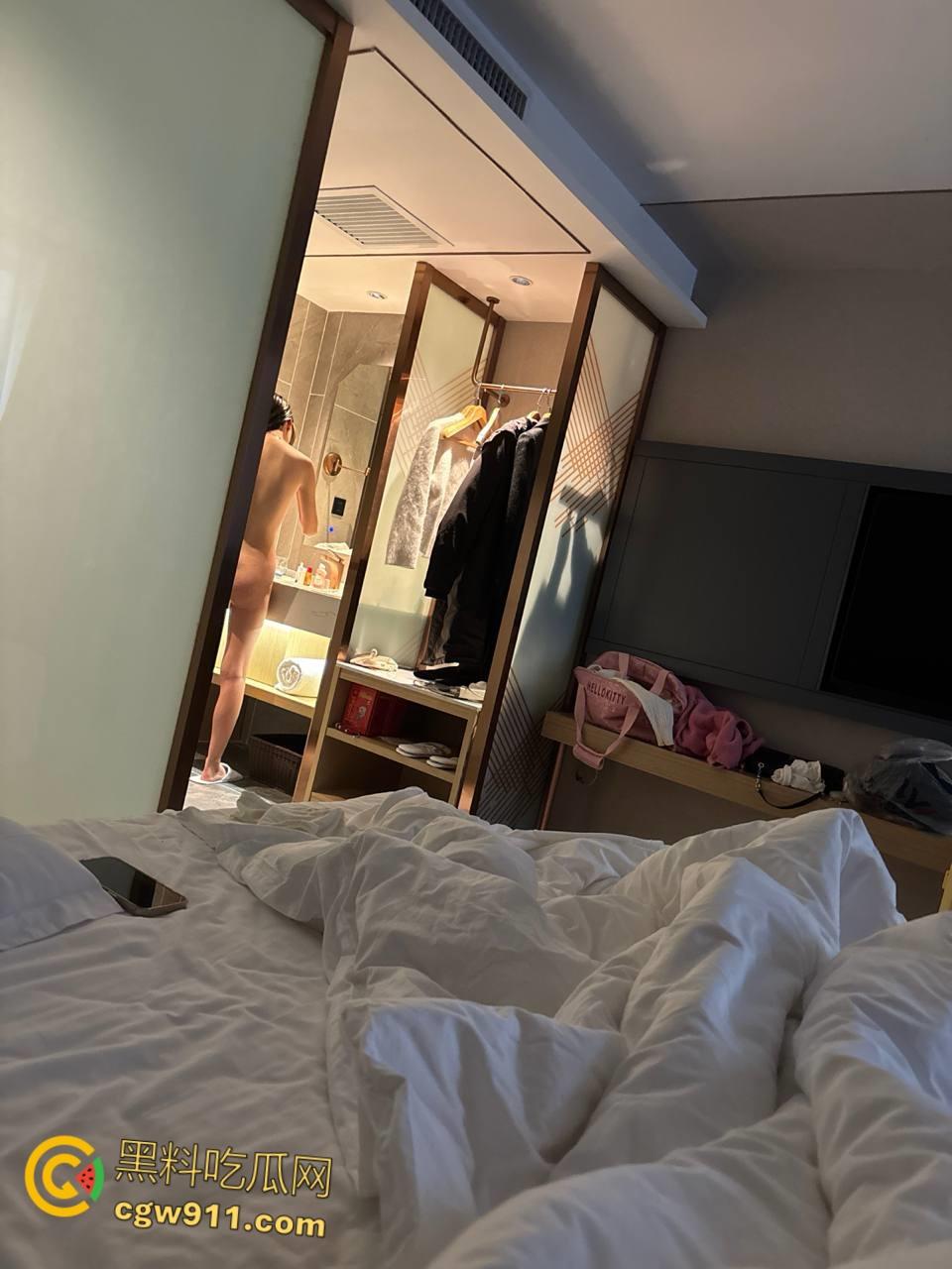 安徽清纯女友【宋薇薇】，清纯白月光床上母狗，丝巾蒙眼白丝制服，白嫩酮体露脸舔屌，后入骑乘无套猛操！  第6张