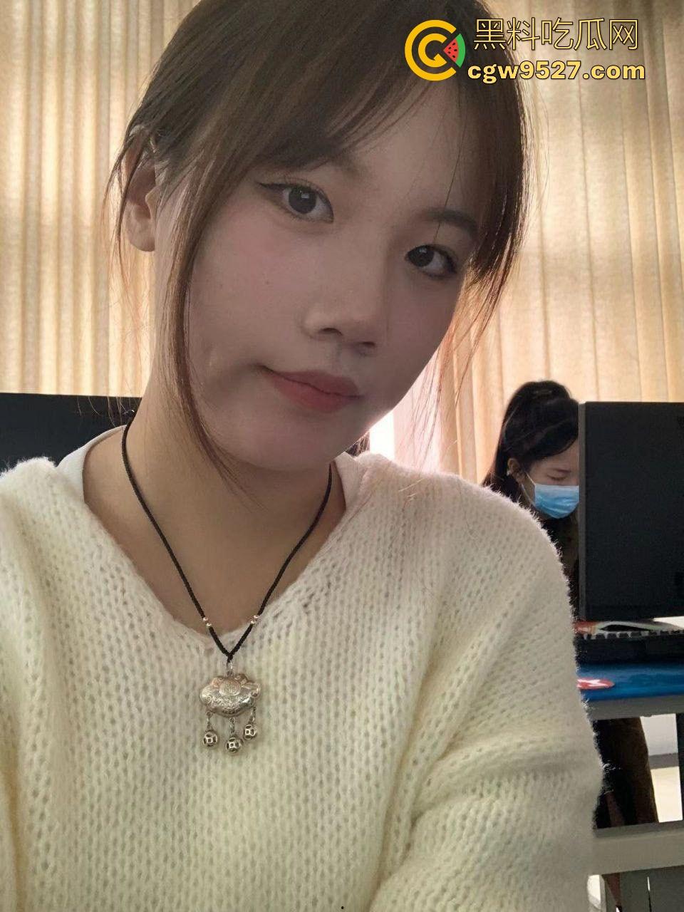 热心男子勇救落水女子，还知道从背后救，挺专业的，摇摇晃晃推到岸边，下次这种落水女子麻烦让我来救！  第1张