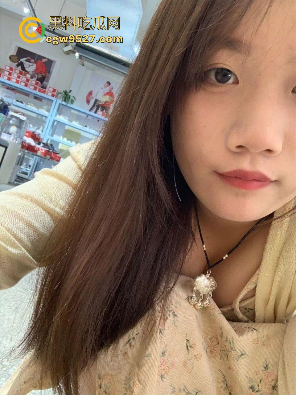 热心男子勇救落水女子，还知道从背后救，挺专业的，摇摇晃晃推到岸边，下次这种落水女子麻烦让我来救！  第2张