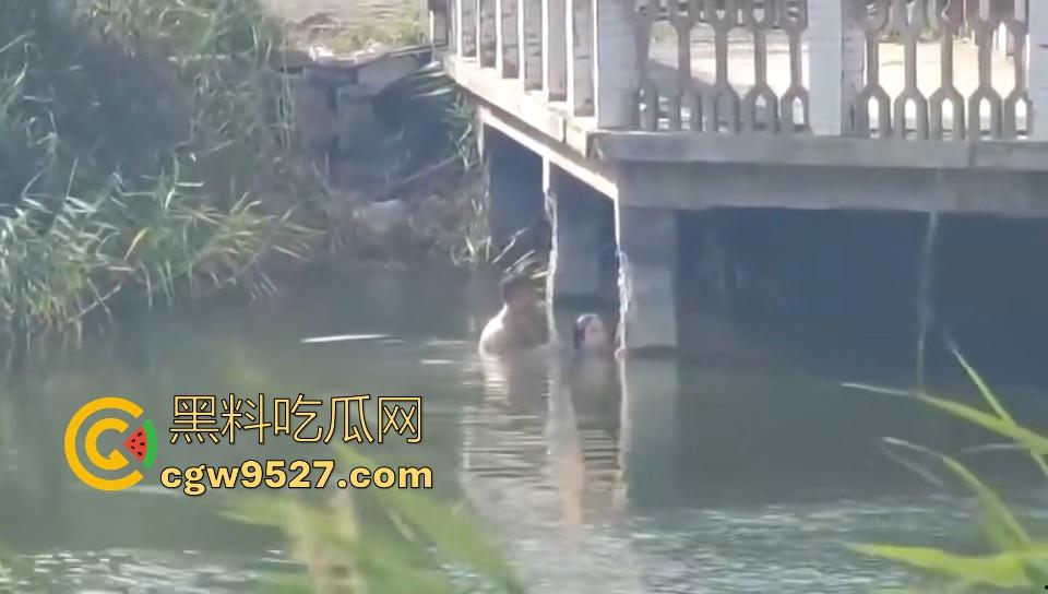 热心男子勇救落水女子，还知道从背后救，挺专业的，摇摇晃晃推到岸边，下次这种落水女子麻烦让我来救！  第4张