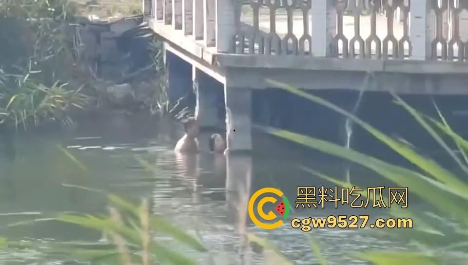 热心男子勇救落水女子，还知道从背后救，挺专业的，摇摇晃晃推到岸边，下次这种落水女子麻烦让我来救！  第5张