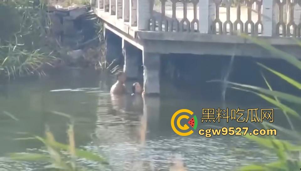 热心男子勇救落水女子，还知道从背后救，挺专业的，摇摇晃晃推到岸边，下次这种落水女子麻烦让我来救！  第6张