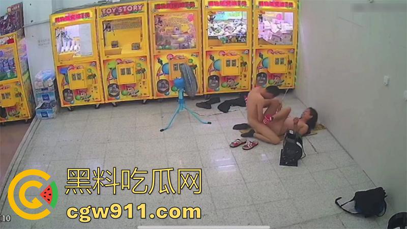 白天叫你哥晚上操你老婆!台湾抓娃娃机店,大屌服务员偷情老板娘,被店里监控拍下全过程! 第5张 白天叫你哥晚上操你老婆!台湾抓娃娃机店,大屌服务员偷情老板娘,被店里监控拍下全过程! 第5张