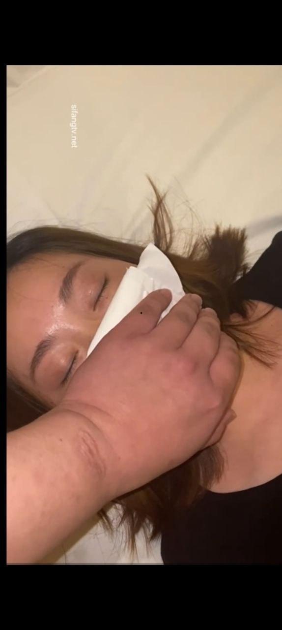 超真实迷奸空姐！脚趾头插穴都能插出水来地骚货 这丰满的样子简直了  第8张