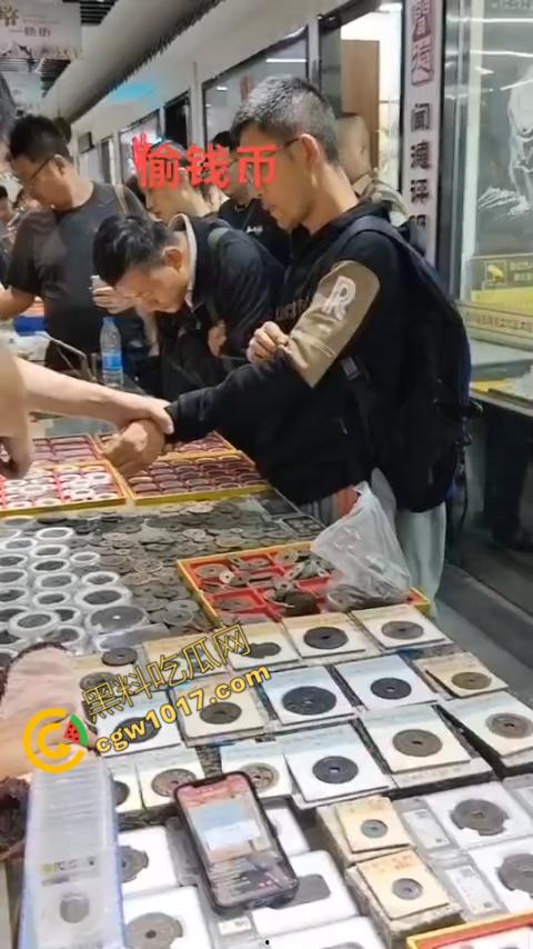 苏州古玩市场无影手被逮：小偷偷币被抓现行，热闹会场瞬间戾气四溢  第1张