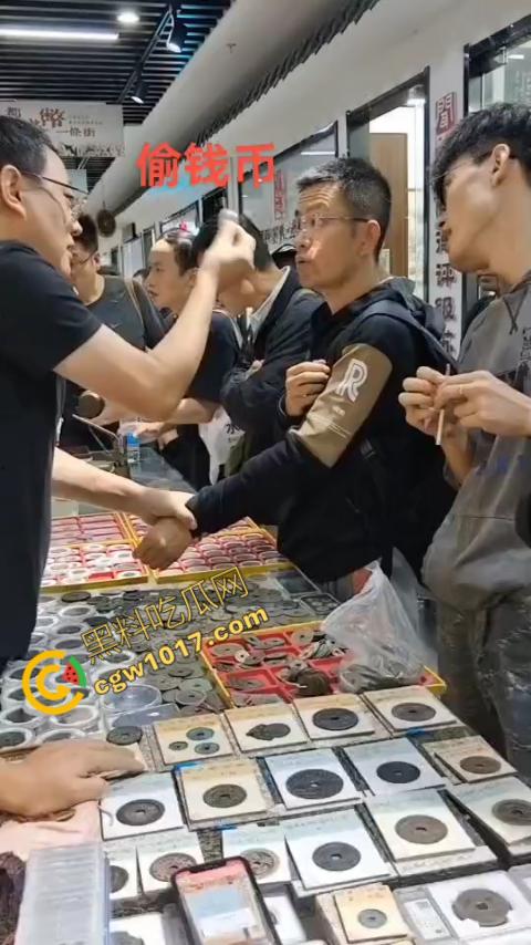 苏州古玩市场无影手被逮：小偷偷币被抓现行，热闹会场瞬间戾气四溢  第3张