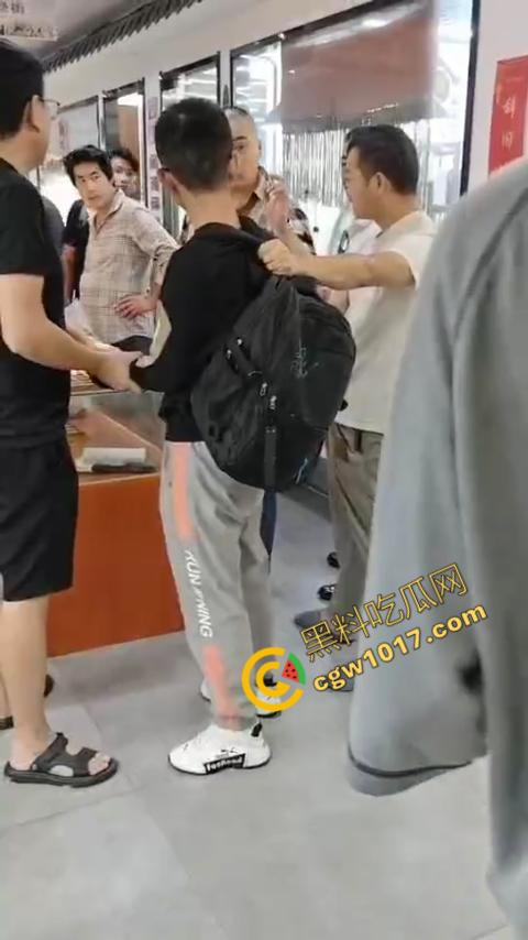 苏州古玩市场无影手被逮：小偷偷币被抓现行，热闹会场瞬间戾气四溢  第5张