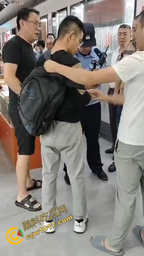 苏州古玩市场无影手被逮：小偷偷币被抓现行，热闹会场瞬间戾气四溢  第6张